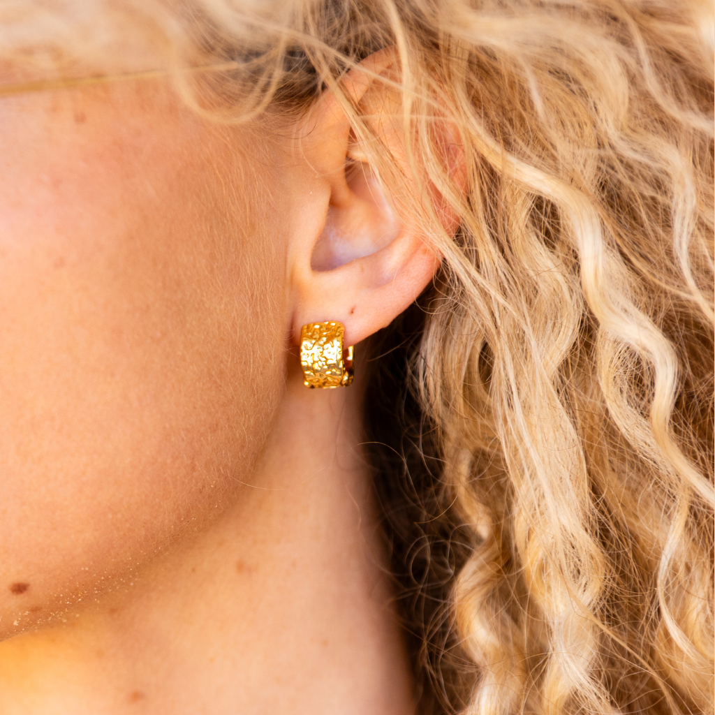 Eclipse Crush Huggie Gold